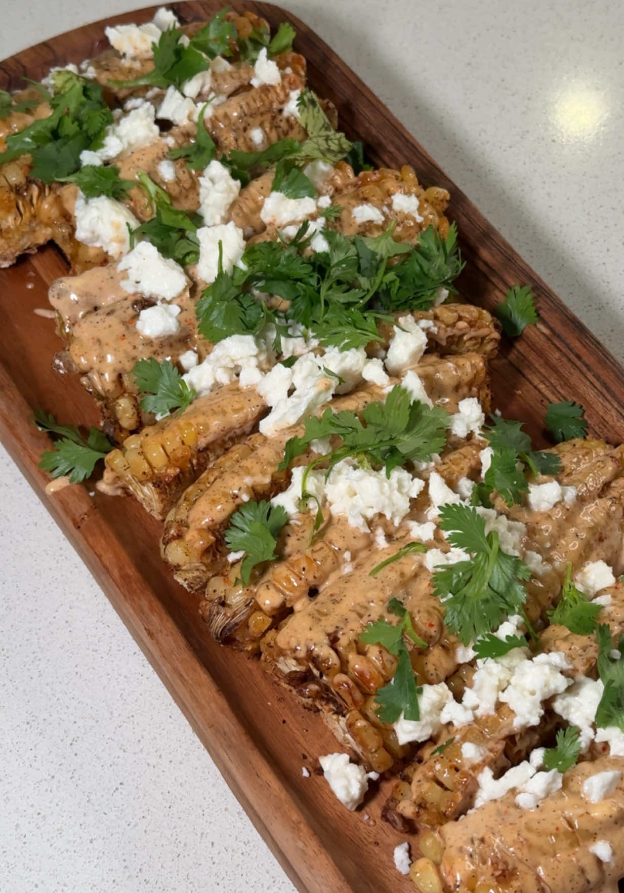 Acompáñenos a hacer esta receta de corn ribs 🌽 para festejar el mes patrio 🇲🇽 Ingredientes: - 3 Elotes - ⁠1/4 taza de aceite de oliva - ⁠1/2 tsp de sal - ⁠1/2 tsp de paprika - ⁠1/4 tsp de chile en polvo - ⁠1/4 tsp de ajo en polvo - ⁠1/4 tsp de pimienta negra molida - ⁠Queso panela - ⁠Cilantro Para el dip: - 1/4 taza de mayonesa - ⁠1/4 taza de crema - ⁠1/2 limón verde - ⁠1/2 tsp de sal - ⁠Chipotle molido - ⁠1/4 tsp de ajo en polvo - ⁠1/4 tsp de paprika - ⁠1/4 tsp de pimienta negra molida  #BotanasMexicanas #FiestasPatrias #RecetasFaciles  