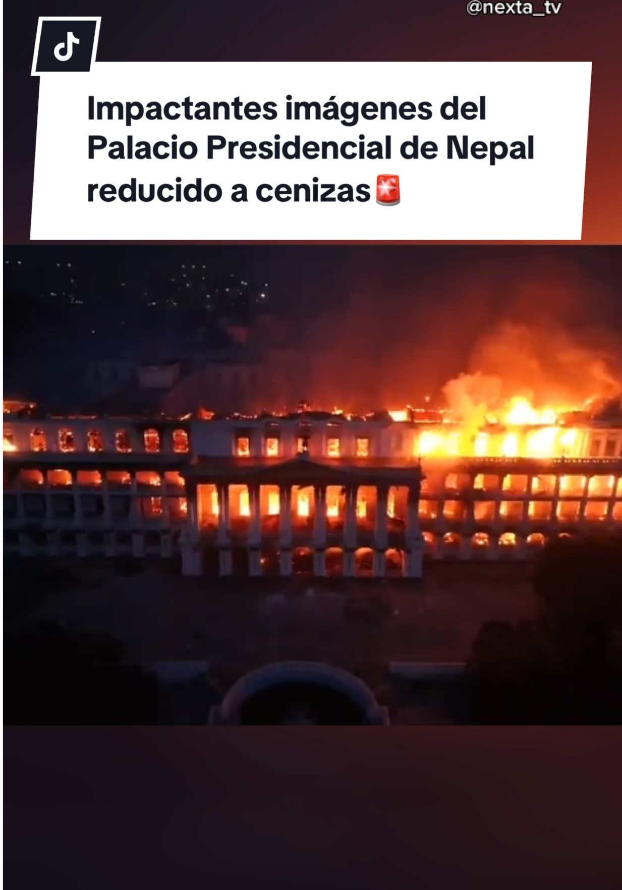 Palacio Presidencial de Nepal quedó reducido a cenizas tras ser incendiado por manifestantes. Oficinas clave y documentos oficiales fueron destruidos. El Ejército advirtió que podría desplegar tropas en las calles si la v1olencia no cesa. 🚨 #Nepal #Incendio #palaciopresidencial #News #internacional 