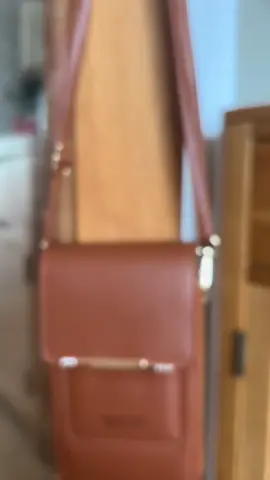 This bag is really useful! It has lots of organised sections plus a space for your mobile phone at the back so you can still use your phone. It comes in a range of colours. #tiktokmademebuyit #tiktokshop #handbag #mobilephonebag #messengerbag 