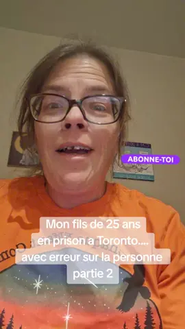 Mardi, j’entre au tribunal. Devant la gravité des accusations, on ne demande pas juste une caution… mais une personne de sûreté, en plus d’un dépôt de 2 500 $. Par chance, l’avocate de la Couronne, Donata, est originaire de Montréal. Elle parle un peu français, ce qui m’aide énormément. Mais voilà : avec mon dossier de lanceuse d’alerte, je ne peux pas être cette personne de sûreté. J’ai donc convaincu ma sœur. Quand elle lit les accusations, on tombe à terre toutes les deux. Elle me dit : « Ton fils a peut-être menti sur sa date… peut-être qu’il a une double vie. » Moi je répète : « Non. Ce n’est pas sa date de naissance. J’ai la preuve. » J’ai justement une photo de son certificat de naissance. Ma sœur envoie un courriel à la procureure de la Couronne avec cette information cruciale. Trop tard pour le juge ce jour-là. L’audience est remise au lendemain. Mercredi, un bon juge reprend le dossier. Il corrige la date de naissance. Il constate que c’est bien une erreur sur la personne. Et au lieu des conditions insoutenables de la veille, il fixe une simple caution de 500 $. Mais attention : ce n’est pas encore fini. Ce n’était que l’enquête sur remise en liberté. Mon fils devra retourner en cour le 8 octobre… pour que toutes les accusations soient enfin retirées. #maman #quebec #roadtrip #justice #toronto 