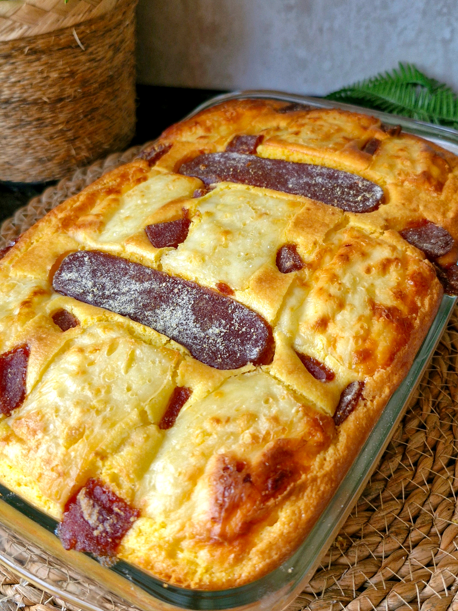 Bolo de flocão com queijo e goiabada 🧀  Aquele bolo perfeito para acompanhar aquele cafezinho ☕️😃 Ingredientes 🧀🌽 2 xícaras de flocão  hidratado com 1 xícara e meia de leite morno  Com o flocão já hidratado  Coloque no liquidificador  O flocão hidratado  Juntamente com  3 ovos  1 xícara de açúcar  Meia xícara de óleo  Meia xícara de leite  1 pitada de sal para realçar o sabor  Meia xícara de queijo usei meia cura pode ser parmesão  1 colher de sopa de fermento em pó  Queijo fresco ou Mussarela à gosto  200g de goiabada cortada e passada no fubá  Forma untada com margarina e enfarinhada com fubá  Assar em forno pré aquecido 180° Por 30 a 35 minutos  Xícara de 200ml  Forma 22por 30 Espero que gostem  Se fizer me conta depois e já nos segue para mais porque aqui toda semana tem receita boa 🥰💛🌻 #tiktok #receitas #bolodeflocão #queijoegoiabada #cafe 