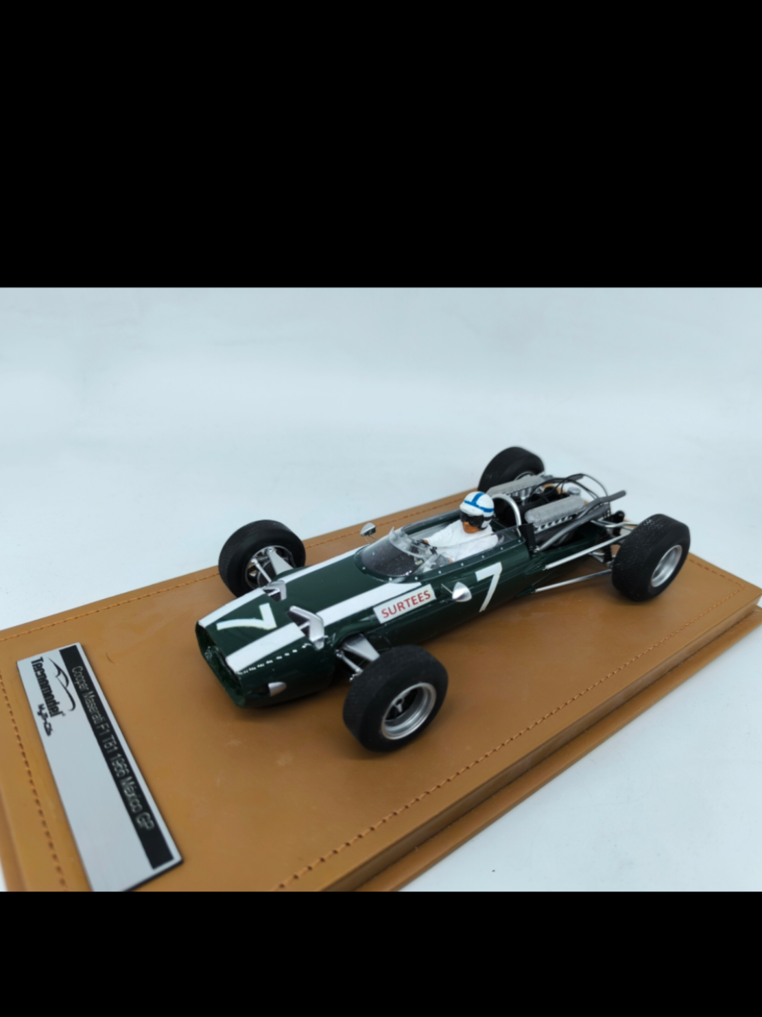 Descubre la magnífica réplica a escala 1:18 del Cooper Maserati T81 F1, el vehículo que marcó una época en el automovilismo al alzarse con la victoria en el Gran Premio de México de 1966. Este modelo, creado por Tecnomodel (Custom), es una pieza imprescindible para apasionados de los coches y coleccionistas que buscan realismo y detalle en cada aspecto. La carrocería, elaborada en resina, refleja cada curva y línea de este icónico auto de carreras, destacando su diseño clásico y elegante. Aunque no cuenta con apertura de puertas, su acabado y detalles son excepcionales, brindando una experiencia visual única que transporta a los espectadores a la era dorada de la Fórmula 1. Recomendado para mayores de 14 años, este modelo coleccionable es ideal para quienes desean añadir un toque de historia automovilística a su colección. Ya sea como pieza de exhibición o para disfrutar de su estética, el Cooper Maserati T81 F1 es un homenaje a la velocidad y el ingenio que definieron el automovilismo en los años 60.
