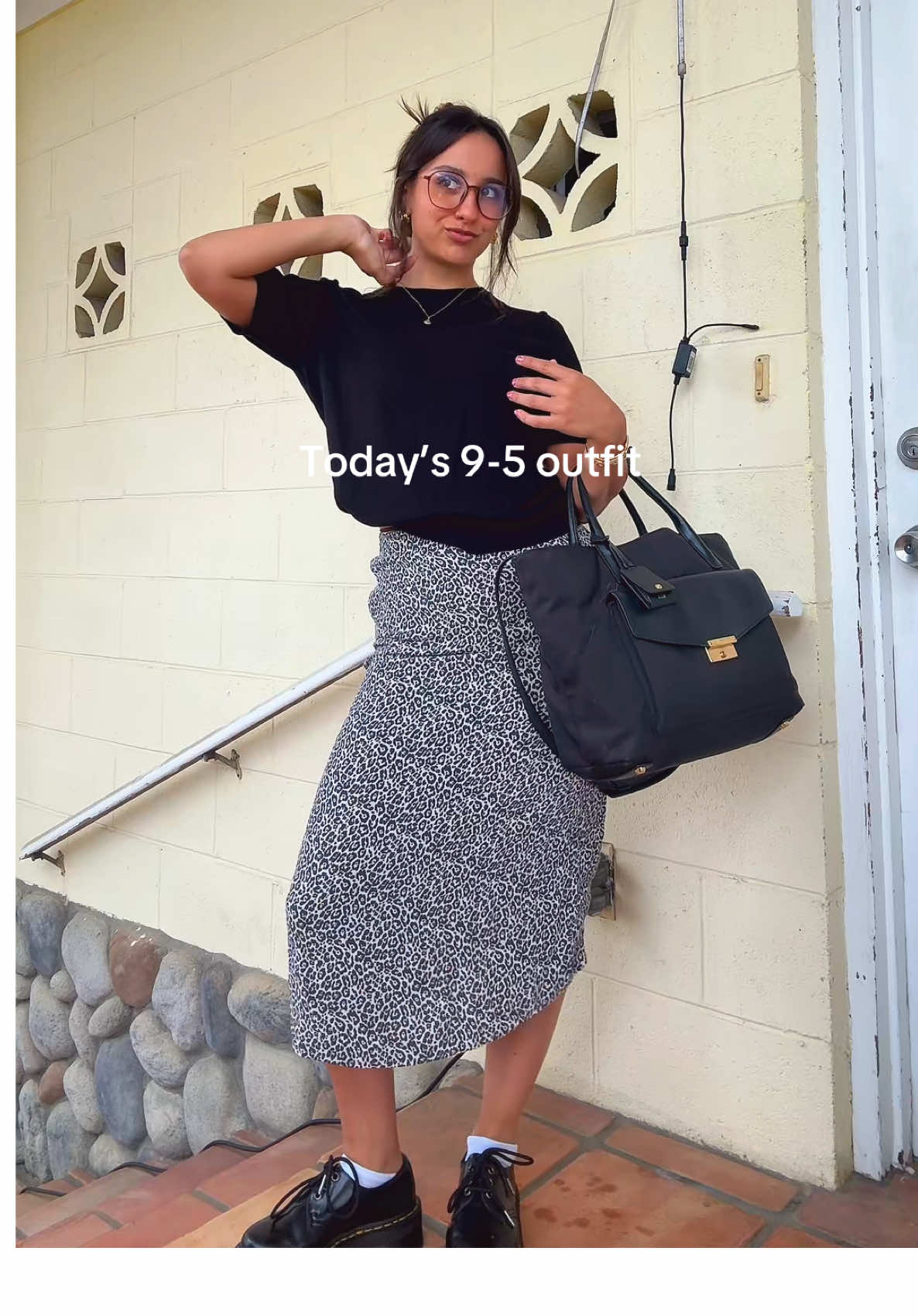 thanks bestie for your skirt donation 😭🩷 @bri  #fitcheck #OOTD #style #office 