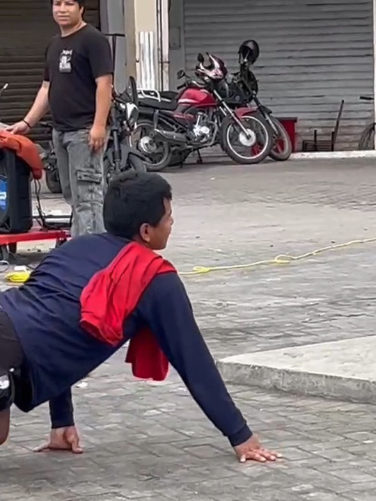 En la plaza Marianita del cantón Huaquillas, dieron su show artístico 4 cómicos ambulantes provenientes del Perú. Esta zona se prepara para acoger a más comediantes previo a las festividades por la cantónización de la localidad.#ECUADOR