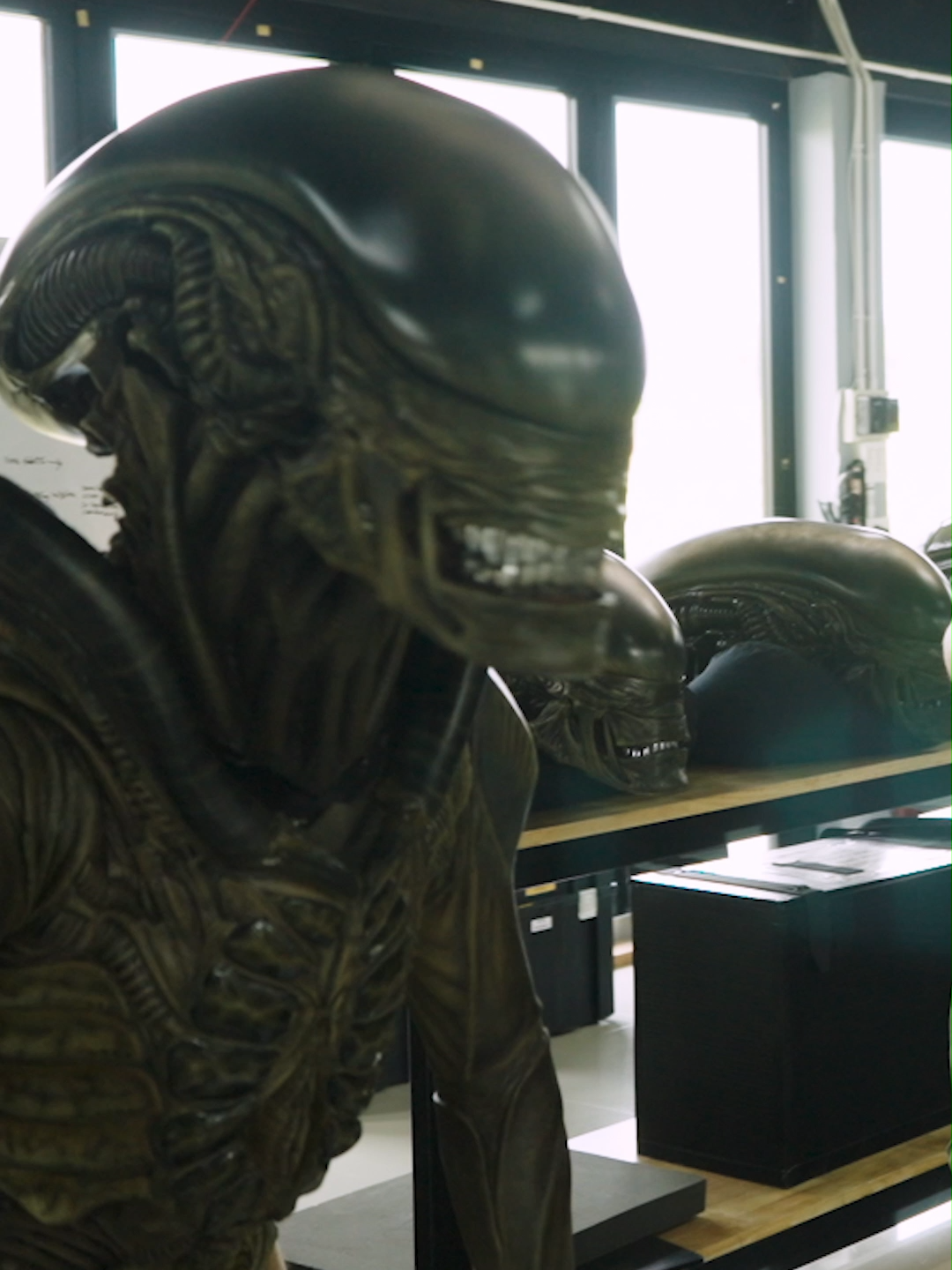 Xenomorfo + efeitos práticos = 😮‍💨 #Alien #AlienEarth #EfeitosEspeciais #SFX #EfeitosPráticos #BTS #BehindTheScenes #DisneyPlus