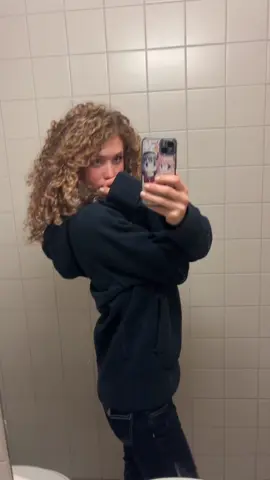 Obsessed with this hoodie #curlyhair #fypシ゚ #wlw #OOTD #wavyhair 