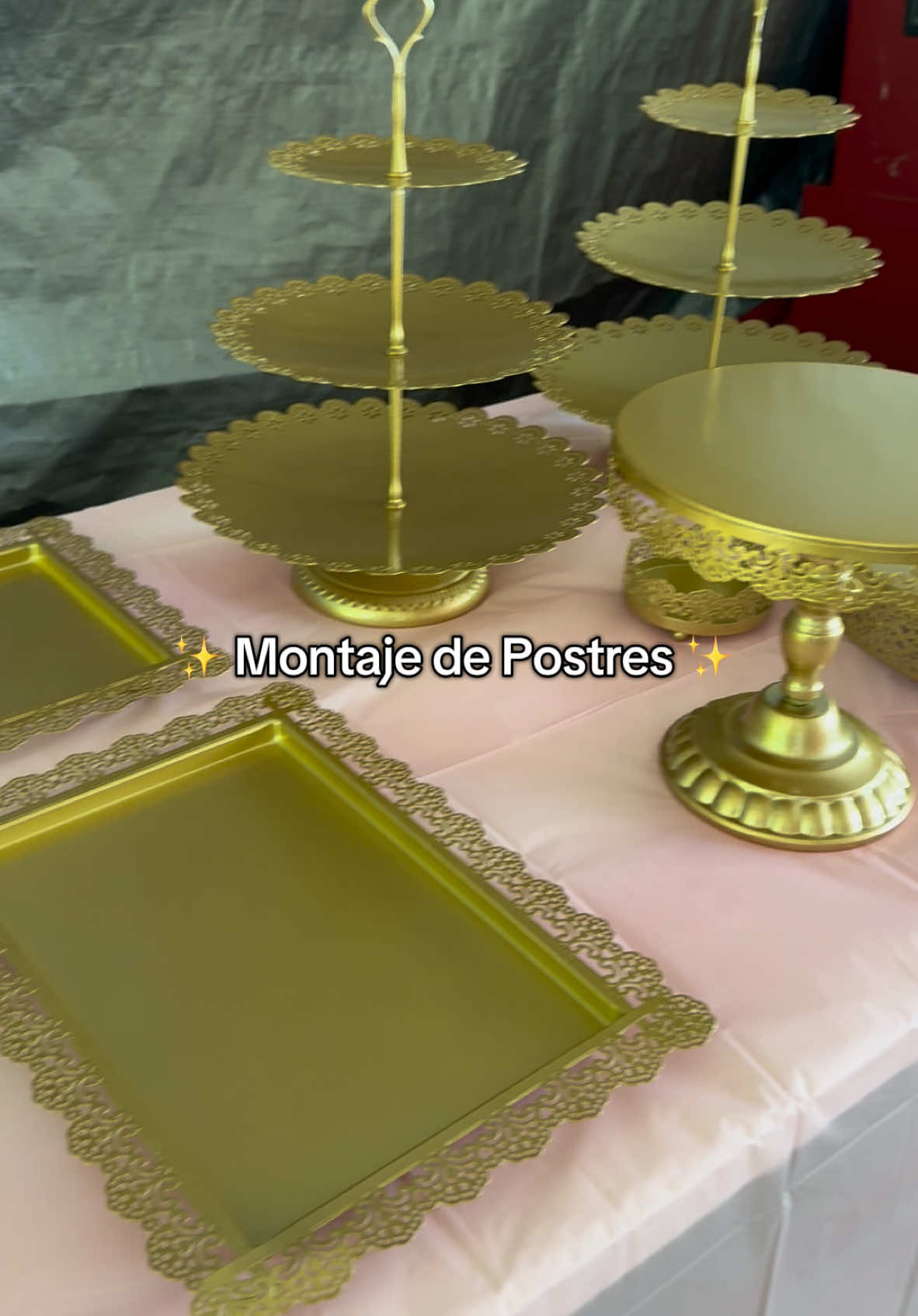 Un toque dorado que transform tu mesa de postres! #montajedepostres#desserttray#tiktokshopfinds#postres#mesadepostres#postreselegantes#quinceañeradecor#partyinspo#mesadedulces 