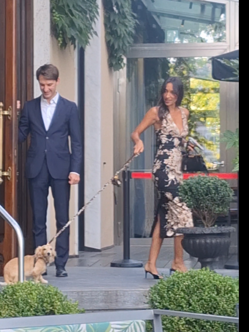 Un piccolo LEO spaventato dalla folla🐶💛 con una mamma meravigliosa 🌹⭐#leo #alexandrasaintmleuxedit #charlesleclerc @Alexandra Saint Mleux sei bellissima🌼🌙