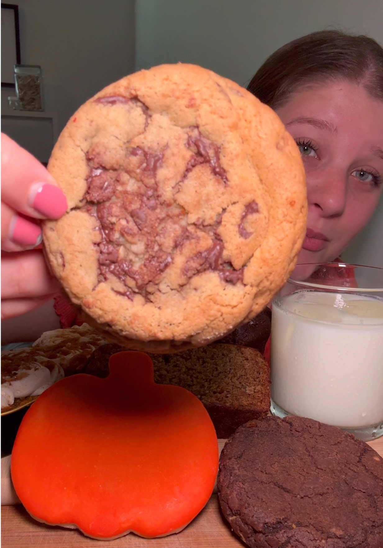 My girl Nadine always KILLS the sweets & I am so lucky to know her. Her IG is livefreeandpienh !! Give her a follow & show her some LOVE.  #dessertmukbang #desserttok #eatsswithem #mukbangvideo #mukbanger 