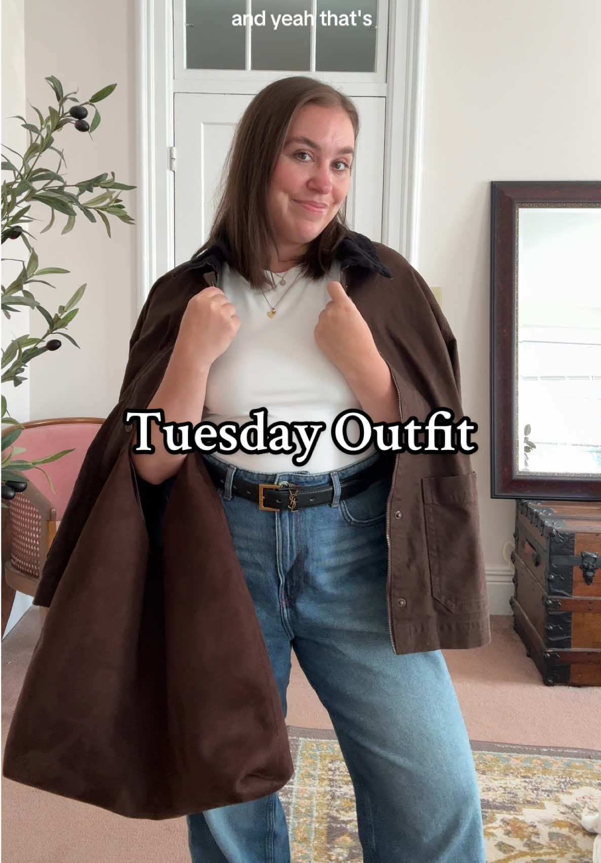 Jeans and a T-shirt autumn edition with the addition of my @Old Navy Official barn jacket and suede bag from @Gap 🤎 #autumnoutfits #oldnavystyle #barnjacket #suedebag 