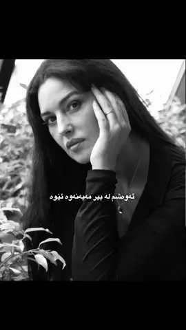 گەڵای پایز لە شوێنێک لە شوێنەکانا چاوی ئەو کچەی خۆش وویستوە🖤#foryoupage #foryou #fyp #explore #kurdistan 