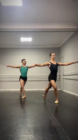 @Pedro Sampaio entregamos com ballet clássico também 🤪 Com ele @gabriel agnêz  💙🩵  #sequenciafeiticera #pedrosampaio #pedrosampaio #pedrosampaiochallenge #ballet 