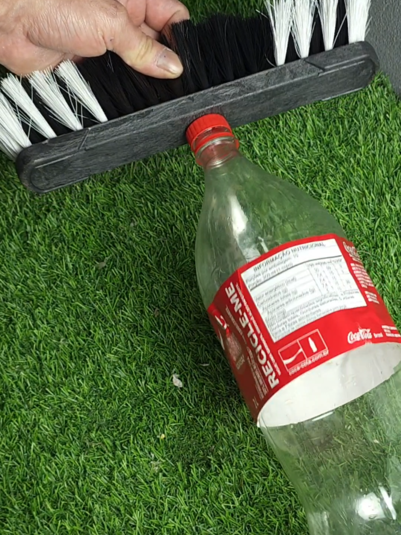 coloque uma garrafa PET na vassoura e o resultado vai surpreendê-lo #DIY #lifehacks #dicas  #tipsandtricks 