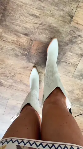 Every girl needs a white pair of cowgirl boots. Especially loving these knee high boots by @Pasuvo Can’t wait to share all my Fall outfits with them🤍👢#cowgirlboots #widecalfboots #westernboots #cowboyboots #whiteboots 