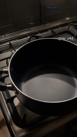 كبسة برياني ب٣٠د✨ زيت وبصل مقطع ونحمره شوي  ونسوي الرز الابيض على جنب عشان نخلص بدري 👌 ونرجع نضيف فلفل رومي وطماطم مقطع ونضيف الدجاج منزوع الجلد ونضيف بهارات مشكله وفلفل اسود وكمون وكزبرة وكاري وكركم وبهارات برياني وفلفل مجروش ونخلط ونضيف ثوم مفروم وكزبرة ونعناع مفروم وعلبتين زبادي وشوي صلصة الطماطم ونحط زبده وفلفل حار ونضغطها لمدة ١٠ دقايق على نار متوسطه واذا استوى نضيف الرز وملون الطعام وبصل مقلي وبقدونس ونضغطه لمدة ١٠ دقايق على نار هاديه 🔥والف عافيه عليكم ❤️ @بهارات العويصي  #explore #fyp #طبخ #برياني_الدجاج #برياني الدجاج بقدر الضغط 