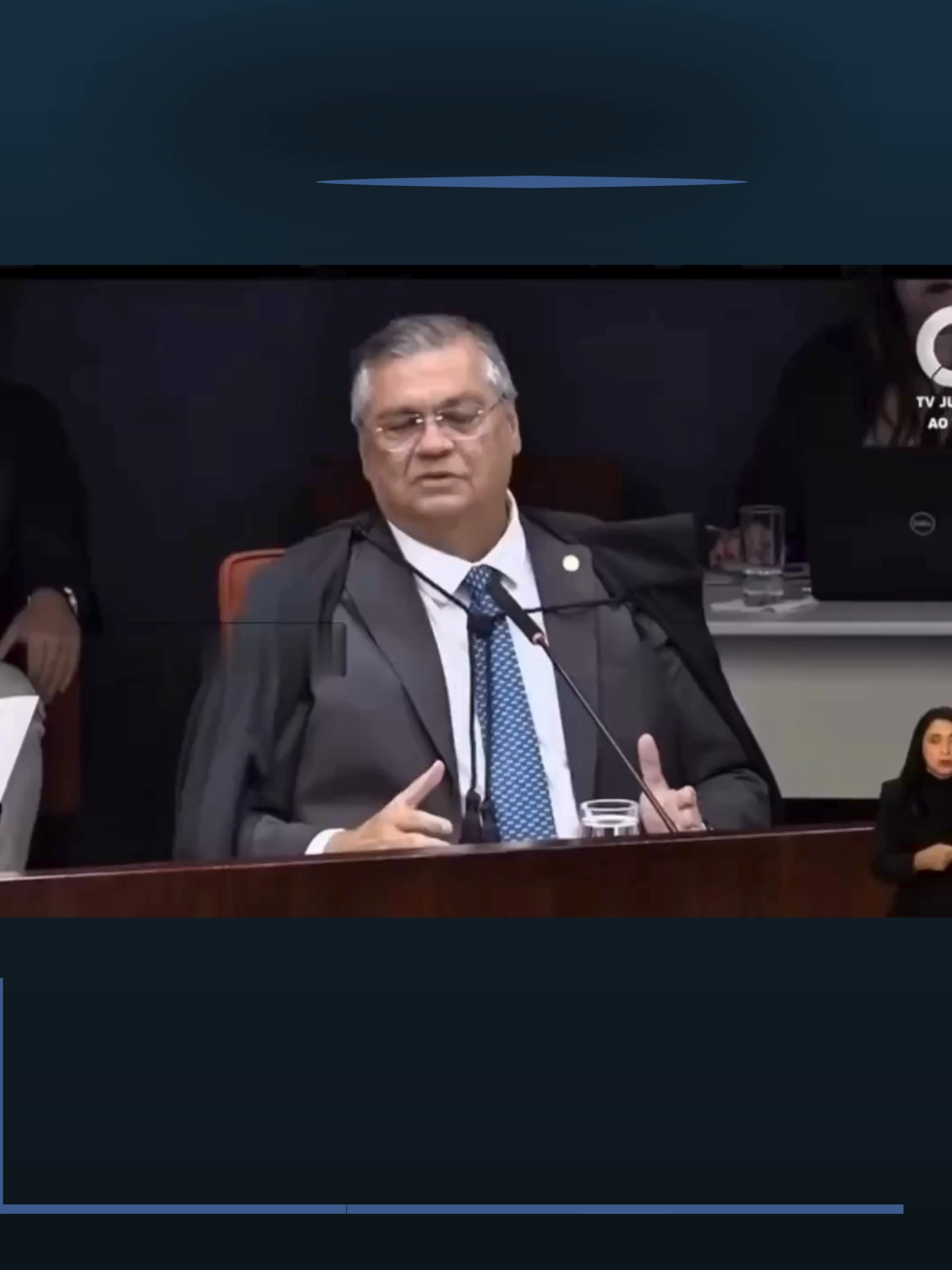 Ministro Fux desmente Flávio Dino ao vivo durante julgamento no STF Durante o julgamento do ex-presidente Jair Bolsonaro e outros sete réus acusados de tentativa de golpe de Estado em 2022, ocorrido nesta terça-feira (9), o ministro Luiz Fux do Supremo Tribunal Federal (STF) interveio ao vivo para desmentir uma afirmação do ministro Flávio Dino.  Dino havia mencionado um protesto na Praça dos Três Poderes em 2021, mas Fux corrigiu a informação, afirmando que o episódio mencionado por Dino não ocorreu conforme descrito. O incidente gerou um momento de tensão na sessão. Fux lembrou que havia um acordo prévio entre os ministros para que os votos fossem apresentados sem intervenções de outros colegas. Dino, por sua vez, tentou minimizar a situação com uma piada, dizendo: 