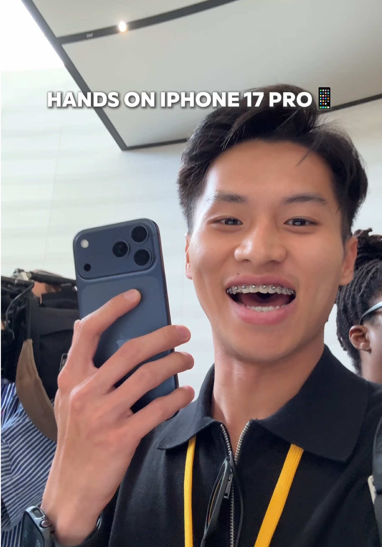 WOWWW! Hands on pertama dengan iPhone 17 Pro!!! 📱 Ada tiga warna: Silver, Deep Blue, dan si ngejreng Cosmic Orange. Kalian suka yang mana? 😍 #iPhone17Pro #AppleEvent #awedropping 