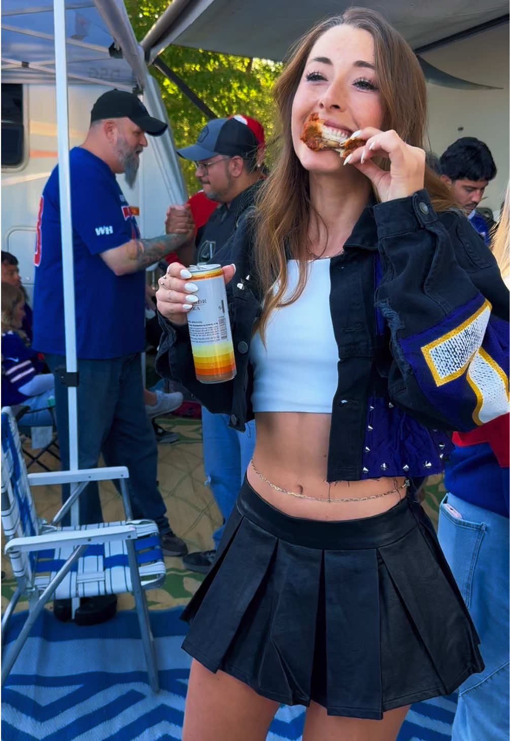Just a girl & her chicken wing 🫶🏼 #tailgate 