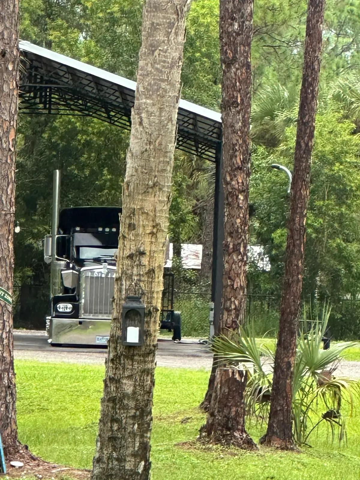Every time I come outside I feel like my truck is like…. Dude can we get back to work!!! I’m bord!! 😎🤦🏻‍♂️  #truckerlife u won’t understand!! #inyourblood #Lifestyle 🤷🏻‍♂️ #kdub ♠️♠️♠️