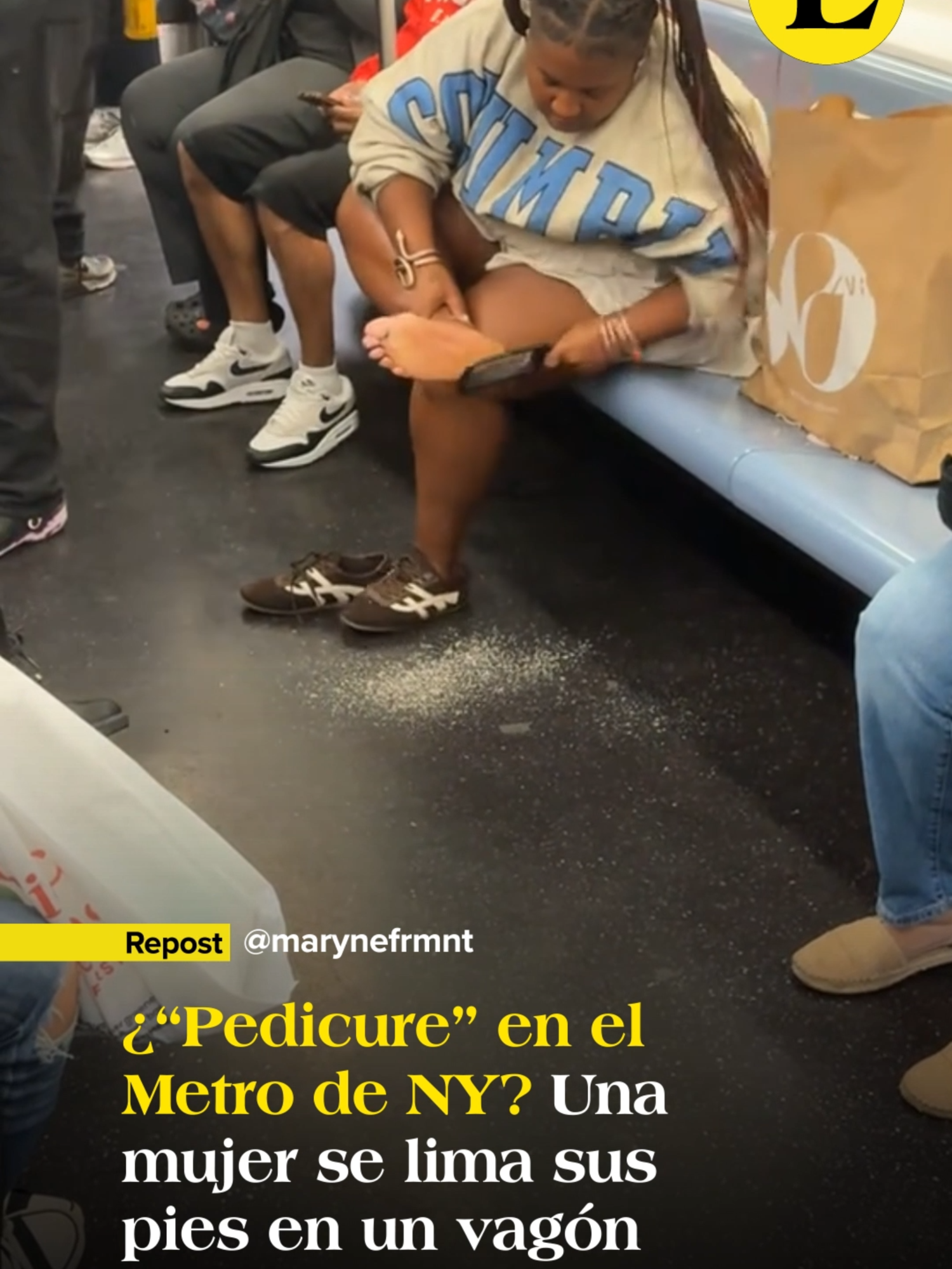 😳Los pasajeros de un vagón en el Metro de Nueva York se llevaron una desagradable sorpresa cuando una mujer comenzó a raparse sus pies con una lima, como si estuviera en su casa. La singular imagen no pasó desapercibida para los usuarios, entre los que se encontraba una joven francesa que decidió grabar y compartir este singular momento en sus redes sociales. #MetroNY #Surreal #NY