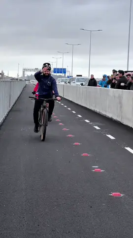 Con mucha alegría iniciamos la marcha blanca del Puente Industrial del Biobío, una política de Estado que cuenta con 2,52 kilómetros de camino, una ciclovía adecuada -la probé- para el desplazamiento seguro de ciclistas y una senda peatonal iluminada.  Este proyecto conectará a sectores productivos, fortalecerá el transporte de carga y potenciará la logística vial con los puertos de Lirquén, Talcahuano, San Vicente y Coronel. La infraestructura pública pone los cimientos sobre el Chile del presente y futuro, sobre los que se construyen los proyectos de desarrollo que mejoran la calidad de Chile y su gente. Seguimos avanzando! 🎶 La Julia Smith- A Través de Ti. 