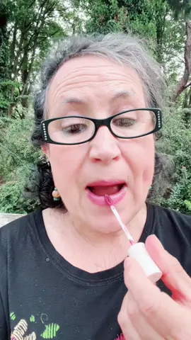 El parque es verde pero mis labios son el centro de atención. #eugeniamarybaltazar #fyp #algoritmoviral #labialmate #sigueme 