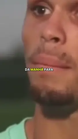 Eu levantava às 3 horas da manhã para orar. Enquanto muita gente dormia ou se divertia, eu preferia abrir a Bíblia, ler, meditar, conversar com Deus. Muitos riam de mim: “Vamos sair, tomar uma cerveja, relaxar.” E eu respondia: “Mano, eu prefiro orar.” Naquele momento, ninguém entendia. Mas eu sabia que o Deus que eu servia era grande. Então eu falava com Ele: “Pai, me dê uma oportunidade. Me guia, me mostra o caminho.” E a oportunidade apareceu. Nem sempre no tempo que eu queria, nem da forma que eu imaginava, mas apareceu. Porque a dedicação, a fé e a disciplina têm um jeito silencioso de se transformar em resultado. Quando você escolhe priorizar o que é maior que você, o que realmente importa, o universo (ou Deus, se você crê) encontra uma forma de responder. A lição é simples: disciplina espiritual e fé não são sobre reconhecimento dos outros, são sobre o compromisso que você assume consigo mesmo e com aquilo que acredita. E no tempo certo, o retorno chega. #Fé #Disciplina #Oportunidades