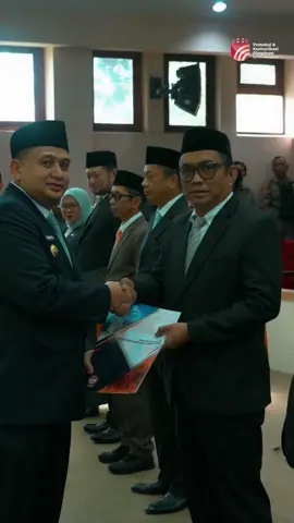 Pelantikan sembilan pejabat definitif Pemkot Makassar menjadi penegasan arah pemerintahan yang bersih dan transparan. Momentum ini harus dipahami sebagai amanah, bukan sekadar posisi. Wali Kota Makassar menekankan, tidak boleh ada komersialisasi atau transaksi dalam jabatan. Setiap pejabat wajib bekerja dengan integritas, dedikasi, dan keberanian mengambil keputusan untuk kepentingan rakyat. Selamat kepada para pejabat yang baru dilantik. Semoga dengan dukungan keluarga, amanah ini bisa dijalankan sebaik-baiknya demi kemajuan dan pelayanan terbaik bagi warga Makassar.