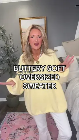 This is the BEST oversized sweater!!! Buttery soft and perfect to dress up or down this fall! #oversizedsweater #sweater #leggingsoutfit #falloutfits #butteryellow 