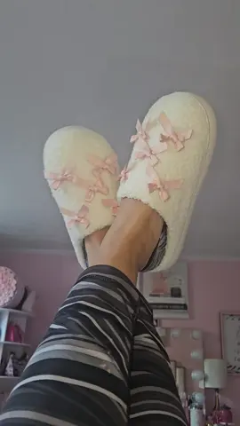 How freaking cute are these? I'm even thinking of getting a pair in a different color because I'm loving this style.  #womenshoes #comfyshoes #slippers  #pinkcoquette  #slippershoes 