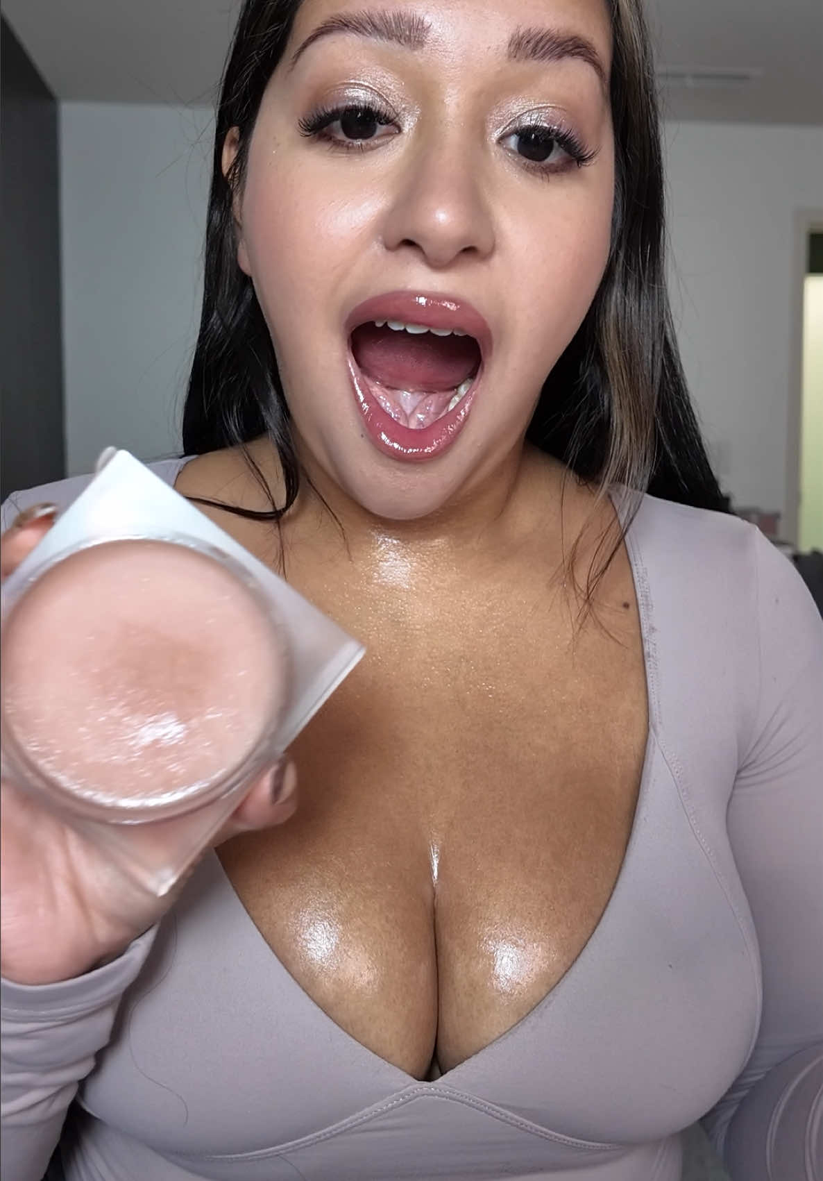 I can’t get over this glow balm! @Patrick Ta Beauty #patricktabeauty #patricktamajorglow #majorglowbalm #bodybalm #glowingskin 