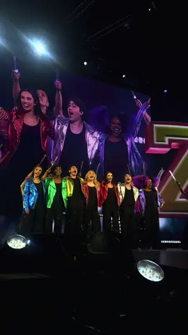 Set it off was the perfect song to end the show to. I’m so proud of this cast💚🩷 I hope yall loved the glow in dark bracelets I made yall @Joshua Colley @Kylie Cantrall @Freya Skye @Mk🇪🇹 @Malia:) @Malachi Barton @dararenee @SAGE @Mari Salarda @CJ Jensen #dzworldscollidetour #zombies #descendants #malachibarton #kyliecantrall 