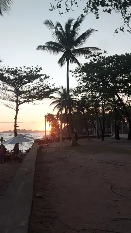 Passar uma tarde em Itapuã! 🧡☀️🌍🌊🌴 #bahia #salvador #praiadeitapuã #colecionandomomentos 