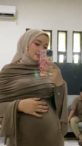 Yuk join live aku hari ini jam 8 pagi , yg nanya dres ini bakal tak spilll dg harga ambyar😍 #dresscantik #maternity #outfitinspiration 