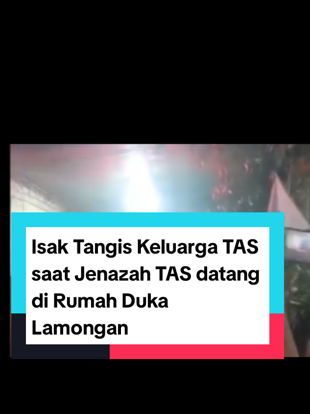 Isak Tangis Keluarga Tiara Angelina Saraswati (TAS) Korban Mutilasi saat Jenazah datang di Rumah Duka Lamongan  Jenazah Tiara Angelina Saraswati (TAS) Korban Mutilasi di Rumah Duka Perumnas Made Kidul, Lamongan Isak tangis saat Jenazah Tiara Angelina Saraswati (TAS) Wanita asal Perumnas Made Kidul, Lamongan, Jawa Timur tiba di rumah duka, pada hari selasa (9/9/2025) malam. Korban mutil asi yang potongan tubuhnya ditemukan di kawasan Pacet, Kabupaten Mojokerto, itu dibawa menggunakan mobil jenazah Rumah Sakit (RS) Bhayangkara Pusdik Sabhara dalam peti berwarna putih sekitar pukul 20.00 WIB. Lamongan | Setelah melalui proses autopsi dan serangkaian pemeriksaan kepolisian, jenazah TAS (26), korban mutilasi yang dilakukan pacarnya di kawasan Pacet, Mojokerto, akhirnya dimakamkan di Tempat Pemakaman Umum (TPU) Desa Made, Kecamatan Lamongan, Provinsi Jawa Timur, pada hari selasa malam tanggal 09 September 2025. Suasana haru menyelimuti prosesi pemakaman yang dihadiri keluarga, kerabat, dan warga sekitar. Isak tangis keluarga tak terbendung saat jenazah tiba di rumah duka hingga dibawa ke tempat peristirahatan terakhirnya. Jenazah tibah dengan mobil jenazah dari RS Bhayangkara Sidoarjo. Usai di semayamkan di rumah duka, beberapa menit kemudian jenazah di sholat kan di Masjid Nurul Yaqin di Desa setempat.  Ratusan warga ikut sholat jenazah. Dan usai di sholati jenazah yang pernah mengakhiri studinya di Universitas Trunojoyo Madura (UTM) tersebut di makamkan di Pemakaman umum desa setempat. Kepala Desa Made, Eko Widianto mengucapkan terima kasih kepada semua pihak yang telah ikut gotong royong memakamkan korban. Kepada awak media Kades ini berpesan kejadian yang menimpah TAS ini tidak boleh terjadi lagi, karena itu pengawasan orang tua sangat di butuhkan. 