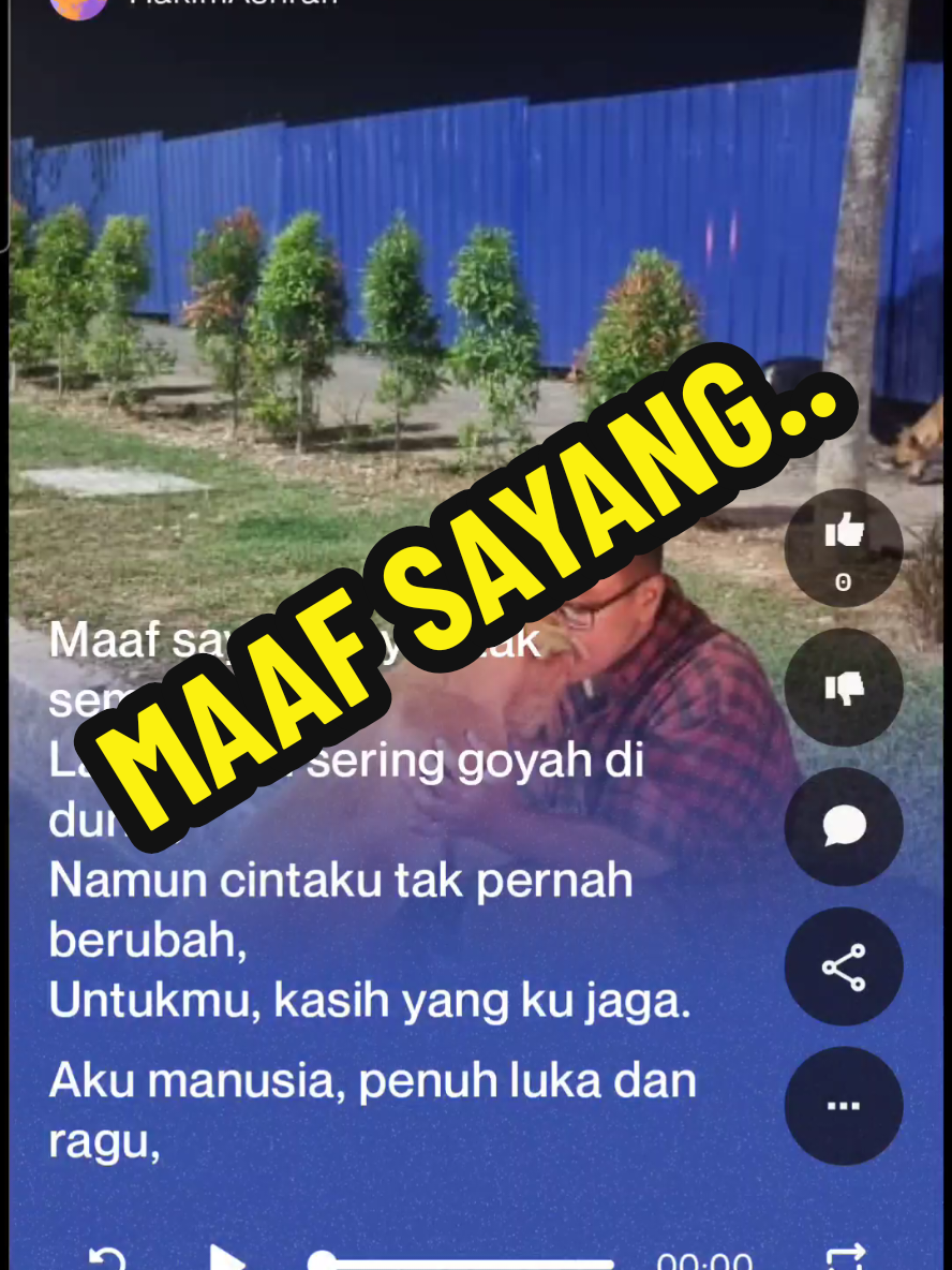 “Maaf Sayang, Ayah Tak Sempurna.” Tajuk ini lahir dari jiwa seorang insan yang penuh dengan kasih, tetapi juga penuh dengan kelemahan. Lagu ini bukan sekadar rangkaian melodi dan lirik, ia adalah pengakuan seorang ayah yang berjuang setiap hari, menanggung luka, resah, dan segala kekurangan, namun tetap memilih untuk mencintai dengan segenap jiwa. Bayangkan suasana malam yang sunyi, lantai kayu bergetar perlahan dengan derap waltz tango. Nada cello yang dalam menekan hati, double bass bergema seperti denyut nadi yang berat, seakan mengingatkan bahawa setiap langkah seorang ayah sentiasa dihantui rasa tidak sempurna. Tetapi di tengah alunan muzik yang tragis itu, ada suara lembut seorang lelaki, yang berkata kepada insan yang paling disayanginya: “Peluklah aku, jangan lepaskan… maaf sayang, ayah tak sempurna.” Naratif lagu ini adalah refleksi hidup seorang insan biasa yang memikul beban luar biasa. Dia sedar, dia bukan lelaki sempurna. Dia bukan insan hebat yang mampu berikan segalanya tanpa cacat. Namun dalam setiap kekurangan, ada cinta yang tidak pernah rapuh. Dalam setiap kesilapan, ada tekad untuk bangun semula. Dan dalam setiap luka, ada doa agar insan yang dicintai tetap memahami, tetap berada di sisi. Begitulah juga perjuangan ayah di syurga kecil yang sedang dibina untuk anak-anak jalanan. Syurga ini lahir bukan daripada kekuatan, tetapi daripada cinta dan pengorbanan yang tak mengenal lelah. Setiap bata yang disusun, setiap pagar yang ditegakkan, setiap nasi yang dimasak dan dibahagi, semuanya dilakukan dengan hati yang sama—hati yang walaupun tidak sempurna, tetap rela memberi. Ayah sering berkata, “Aku manusia penuh luka dan ragu, namun hatiku tetap setia padamu.” Kata-kata ini bukan sahaja ditujukan kepada pasangan atau insan tersayang, tetapi juga kepada anak-anak bulu yang selama ini setia menunggu di tepi jalan, menyalak bukan kerana marah, tetapi kerana ingin dilihat dan disayangi. Di mata masyarakat, ayah mungkin dipandang pelik. Ada yang menganggap perjuangan ini tidak masuk akal, ada yang berkata ayah mengotorkan hidup sendiri dengan membela anak-anak jalanan. Namun, di sebalik semua cacian itu, ayah dan mama tahu—cinta ini bukan untuk dipamerkan, tetapi untuk ditunaikan. Biar dunia kata ayah tak sempurna, tapi bagi anak-anak ini, kasih yang sedikit lebih bermakna daripada kekayaan tanpa jiwa. Maka lahirlah lagu ini. Sebagai bingkisan jiwa yang patah tapi tetap bernyawa. Sebagai doa seorang ayah yang ingin didengari bukan sahaja oleh isterinya yang setia, tetapi juga oleh sesiapa sahaja yang sudi membuka hati. Dan di hujung naratif ini, ayah dan mama ingin mengajak semua yang mendengar dan membaca untuk menjadi sebahagian daripada perjalanan cinta ini. Kami masih memerlukan banyak bantuan untuk melengkapkan syurga perlindungan buat anak-anak jalanan. Setiap sumbangan anda, walaupun kecil, adalah seperti notasi muzik yang melengkapkan sebuah lagu. Tanpa satu pun, iramanya tidak akan sempurna. Bantulah kami, hulurkan tangan, dan isilah kekosongan ini dengan kasih sayang. Sumbangan boleh disalurkan ke akaun: Maybank 162116042565 Noor Azela Binti Abdullah Thani Kerana walau ayah tak sempurna, syurga anak-anak ini akan jadi sempurna dengan bantuan kalian. #fyp #trending #Love #StraySoulsSanctuary #lagubaru 
