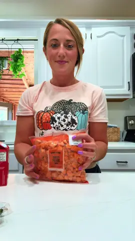 🥣 Creamy Sausage Tortellini Soup Ingredients 🌭 12 oz spicy Italian sausage 🫒 1 Tbsp olive oil 🌿 1 Tbsp Italian seasoning + 1 tsp paprika 🍠 1 large sweet potato (cubed) 🧄 5 cloves garlic (minced) 🌶️ ¼ tsp red pepper flakes 🍅 1 Tbsp tomato paste 💧 6 cups water 🍝 8 oz cheese tortellini 🥬 4 oz spinach 🥛 ½ cup heavy cream 🌱 4 Tbsp fresh thyme Instructions 1️⃣ Cook sausage in oil 🫒, drain, season 🌿. 2️⃣ Add sweet potato 🍠, garlic 🧄, flakes 🌶️, paste 🍅. Stir. 3️⃣ Pour water 💧, boil → simmer 15 min. 4️⃣ Add tortellini 🍝, cook per package (≈10 min). 5️⃣ Stir in spinach 🥬 until wilted. 6️⃣ Remove heat, add cream 🥛 + thyme 🌱. Season to taste. ✨ Enjoy creamy, cozy comfort in a bowl! 🥣💛