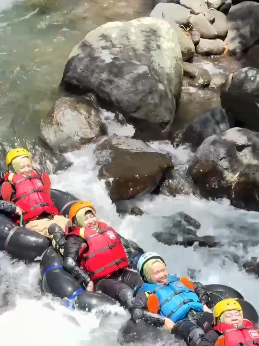 Setelah kunjungan ke posyandu Ds. Pajajar Rajagaluh kami menikmati kegiatan rivertubing di Cikadongdong, Kabupaten Majalengka.  Air yang jernih, Alam yang Indah dan Tenang mengembalikan energi dan menyegarkan pikiran kami.  Terus jaga kebersamaan dan ciptakan energi positif dalam setiap langkah kita. Majalengka Langkung Sae #tppkkkabmajalengka #rivertubingcikadongdong #desapayungkecrajagaluh #majalengkalangkungsae #wisataalammajalengka