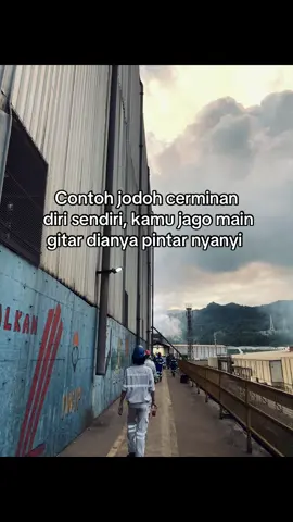 Jangan tanya “siapa yang bisa nyanyi” cukup mainkan saja gitarmu👌