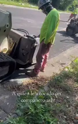 TRABAJOS DE PAVIMENTOS Y EL AYUDANTE NO AYUDA A SUS COMPAÑEROS #trabajosdepavimentos #trabajadornoayudaasuscompaleros #siemprehqyuncimpañeroquenoapoyaaloscompañeros #trabajosdecostruccion@Seguidores