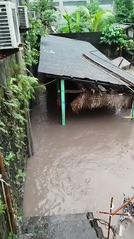 gumi bali sube sing tenang 🥲🥲#banjir #kerobokankelod #kerobokanbali #banjirbali  #banjirhariini 
