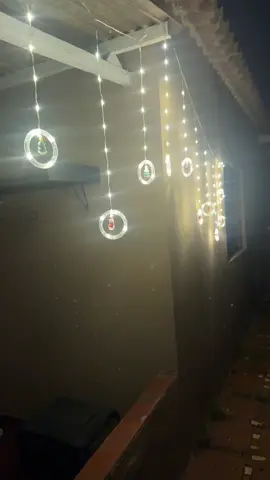 ✨ Decore seu Natal com muito brilho e encanto! ✨ Transforme sua casa em um cenário mágico com as Guirlandas de Natal LED! 🎅 Penduráveis, práticas e super charmosas. 🌟 Iluminação LED econômica e durável. 🏠 Perfeitas para interior e exterior: portas, janelas, paredes ou árvores. 🎄 Design natalino com detalhes de Papai Noel que encantam adultos e crianças. 💡 Deixe seu Natal ainda mais especial com essa decoração única e cheia de luz! #guirlandadenatal #guirlandadeled #natal2025 #decoracaonatal #tiktokshop