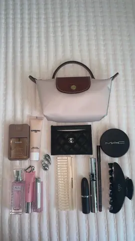 What’s in my le pliage? #whatsinmypurse #makeup #longchamplepliage #burberry #diorbeauty 