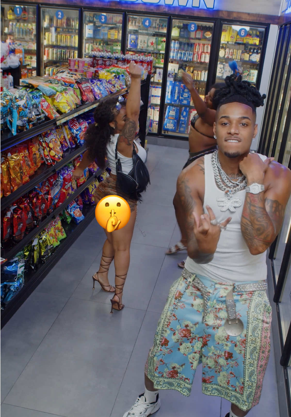 The gang signs at the end tho 🤣 “ LAME “ out na EVERYWHERE