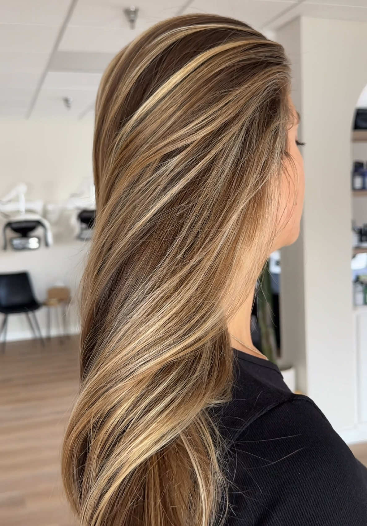 Hairline details are one of the most important sections 👉 do you agree?  I used @L’Oréal Professionnel blonde studio 8 to balayage with. Glossed all over with 10.02 & 10.32