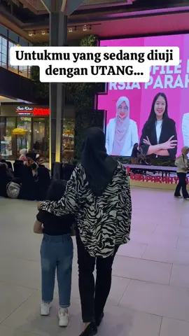 Untukmu yang sedang diuji dengan utang... Aku tahu... rasanya berat. Terlalu berat untuk dijelaskan. Seperti menanggung dunia di pundakmu sendiri. Mungkin hari ini kamu menangis diam-diam. Mungkin kamu takut membuka pesan tagihan. Mungkin kamu merasa gagal... Dan merasa tidak ada jalan keluar. Tapi dengarkan aku... Ini bukan akhir. Ini bukan tanda bahwa kamu lemah. Kamu sedang diuji. Diuji agar kamu menemukan kekuatan yang selama ini tersembunyi. Agar kamu belajar bersabar... Agar kamu belajar menerima... Agar kamu belajar percaya, bahwa ada jalan meski belum terlihat. Setiap rupiah yang kamu bayar, setiap langkah kecilmu, Adalah bukti bahwa kamu tidak menyerah. Bahkan saat dunia terasa menekanmu, Hatimu masih berani berdiri. Jangan merasa hina. Jangan merasa tak berharga. Utang ini... meski terasa berat, bisa menjadi guru terhebatmu. Suatu hari nanti, kamu akan menatap ke belakang... Dan tersenyum. Melihat betapa kuatnya dirimu. Melihat bahwa semua air mata, semua rasa takut... Membawamu ke tempat yang lebih baik. Tarik napas. Sekali lagi. Kamu masih bertahan. Kamu masih di sini. Dan itu saja... sudah luar biasa. Kalau kamu ingin mulai menata kembali hidupmu— melunasi utang sekaligus pulih dari stres finansial,  Komen MAU ya biar aku kirimin aksesnya 🚀🥰😇🚀❤️ Karena bangkit dari utang itu proses... tapi kamu tidak sendirian. #produkdigital #lunascicilan #lunashutang2025 #lunashutangriba #solusiterjeratpinjol         [Produk digital, lunas cicilan, lunas hutang 2025, lunas hutang riba, irt pejuang utang, irt terjerat pinjol, tips lunas hutang, tips atur keuangan, pola pikir, mindset, bebas utang]