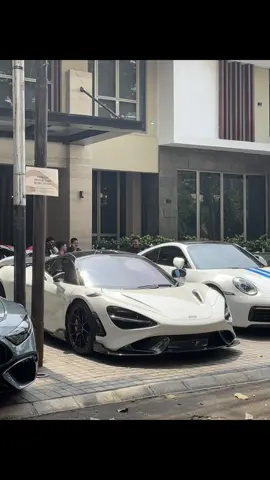 765LT/SPACESHIP👽🤍 #mclaren #765lt #carsoftiktok #luxurycars #fyppp 