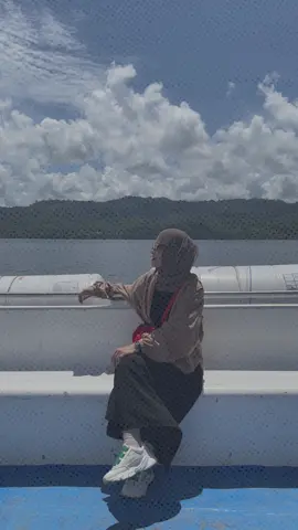 #WorkshopBersamaRappo goes to Wakatobi! 🌊✨ Senang banget akhirnya setelah 5 tahun, Rappo bisa terbang ke Wakatobi bareng Bank Indonesia Sultra dalam Festival Wowine. Bersama 20 perempuan hebat, kami belajar mendaur ulang kantong plastik jadi karya bermanfaat. Perjalanannya menantang tapi seru, sambutannya hangat, dan hasil karyanya bikin bangga! 💚 Kira-kira kota mana lagi yang harus Rappo kunjungi? Drop di kolom komentar ya, Rappo People 👇 #WorkshopBersamaRappo #RappoCycle #RappoIndonesia #Rappo #DaurUlang #Recycle #BankIndonesia 
