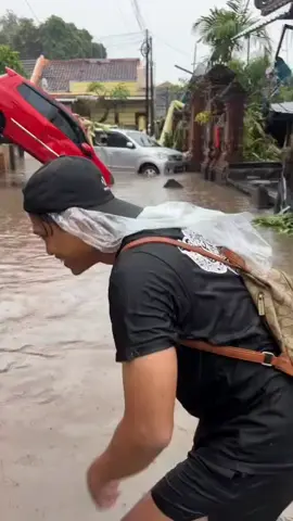 wiraja ,Ubung Kaja,bali... dampak hujan deras seharian rumah warga beserta kendaraan mobil terendam banjir... semoga cepet surut dan bisa kembali beraktivitas seperti semula🤲