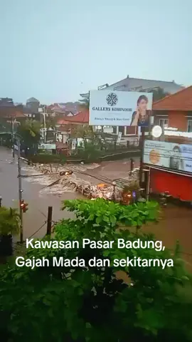 Rabu(10/9/2025), Banjir terpantau di Jalan Gajah Mada menuju Pasar Badung. Bagi semeton yang akan melintas harap berhati-hati dan menggunakan jalur alternatif lainnya. Info dari WAG